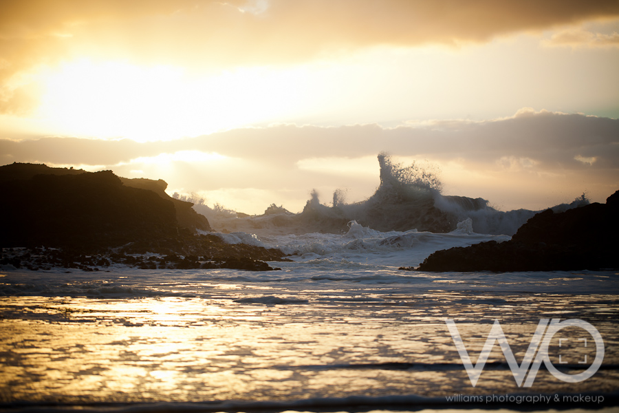 Waves crash at the Gap, Piha